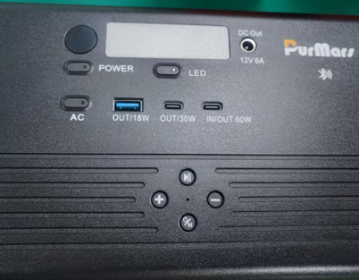 Wie sind „IN/OUT 60W“ und „DC Out 12V 6A“ auf dem Purmars-Panel zu verstehen?​