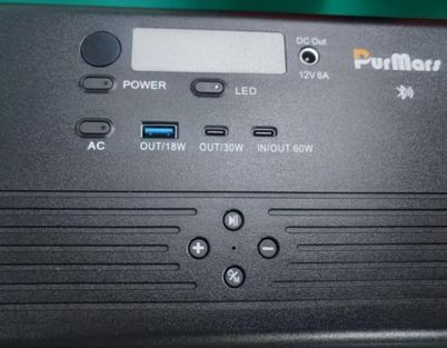 Wie sind „IN/OUT 60W“ und „DC Out 12V 6A“ auf dem Purmars-Panel zu verstehen?​