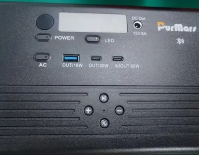 Wie sind „IN/OUT 60W“ und „DC Out 12V 6A“ auf dem Purmars-Panel zu verstehen?​